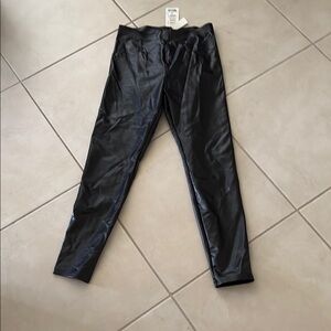 NWT hue $58 vinyl leggings medium 996